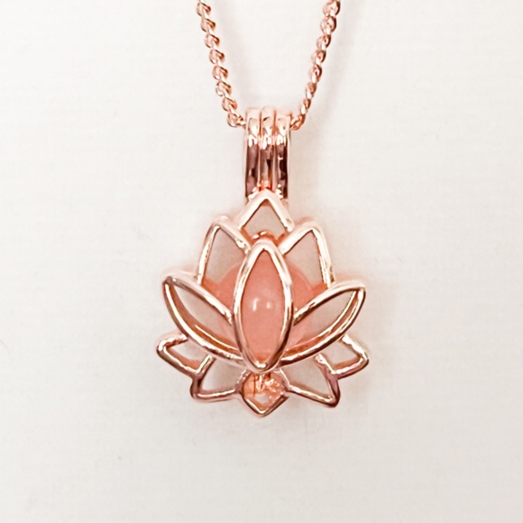 Rose Quartz Lotus Flower Necklace (Gold color) - Picture 3 of 8